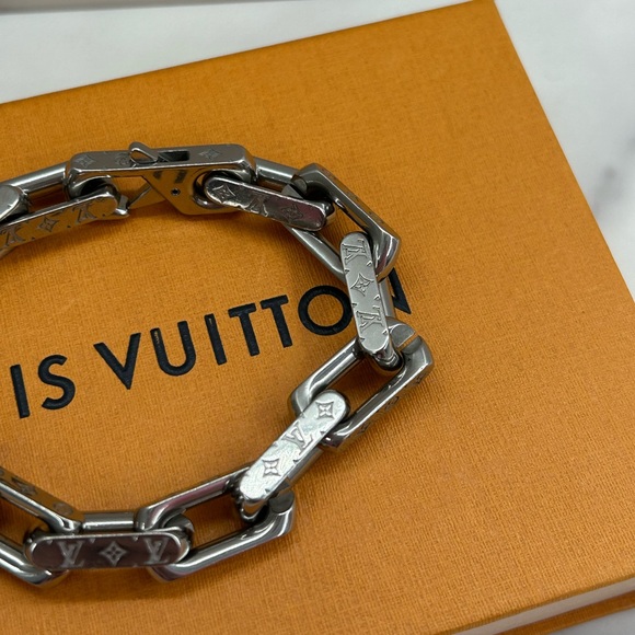 ⚫️🔥Louis Vuitton•Monogram Chain Link Bracelet - Picture 2 of 3